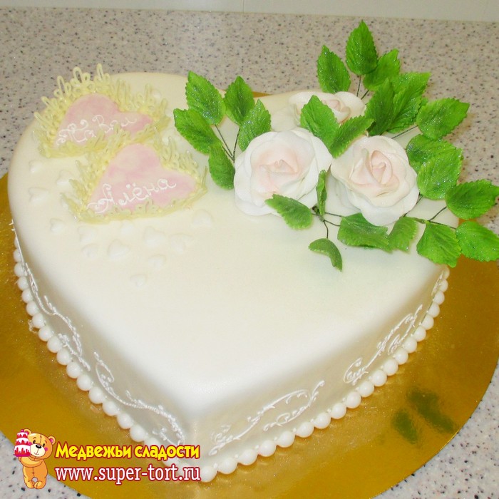 Свадебный торт в форме сердца с розами